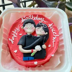 This Nutella hazelnut bento cake with a hand-drawn couple caricature is proof that even small cakes can tell a big story. We specialize in creating personalized edible art that makes your gift truly one-of-a-kind.