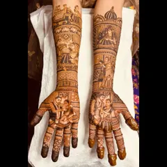 This design is filled with figures and scenes that were important to the bride. From the couple's portrait on the palms to various wedding moments on the arms, every detail tells a part of their story.