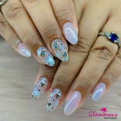 Ward off bad vibes with style. This unique set features a shimmery, iridescent base पुलिस with hand-painted evil eye designs and tiny black hearts. It's a look that is both trendy and meaningful.
