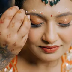 A close-up of the detailed work that goes into creating a traditional bridal look. My hands-on courses focus on precision techniques like applying the perfect bindi and creating sharp, beautiful eye makeup.
