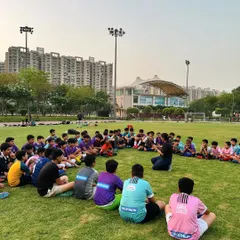 Another angle of our on-field physiotherapy workshop, showing the scale of our commitment to player safety. The session takes place on the training ground, integrating health education directly into the football environment.