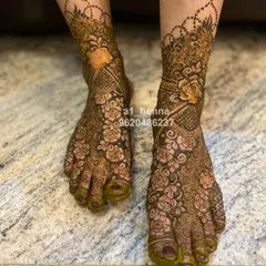 This bridal foot design features a cascade of roses and intricate netting, covering the entire foot for a glamorous look.
