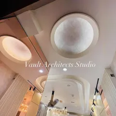 We pay close attention to ceiling design. This image collage shows the intricate details of a false ceiling, with its curved forms and integrated circular lighting fixtures.