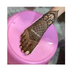 A very popular style for bridal feet, this design features a thick band of lotus flowers at the ankle and intricate geometric patterns covering the top of the foot. The contrast makes the design stand out.