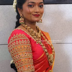 This bride looks stunning in a complete antique-finish bridal set. You can see the intricate details on the necklace, the matching jhumkas, and the maang tikka.