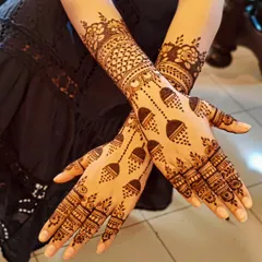 My love for jhumkas is endless! This design has delicate jhumkas hanging down the back of the hand, paired with intricate bands and floral details.