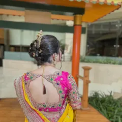 This Maharashtrian bride is wearing a traditional 'khopa' bun, which I've adorned with classic hair jewelry. The side bun beautifully complements her 'nauvari' saree.