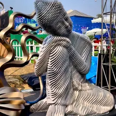 An inspiring sculpture from India Design 2024. We are always looking for unique artistic expressions that can be translated into our landscape and interior projects, and this piece beautifully captures form and texture.