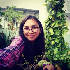 A happy selfie with my giant pothos vine and aloe vera plant in the background. Being surrounded by green is my therapy.