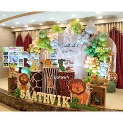 A wide shot of the jungle theme, showing the full balloon arch and stage arrangement.