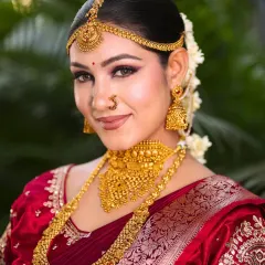 I love creating timeless South Indian bridal looks. Here, the focus was on bold, defined eyes and a luminous skin finish to complement the magnificent temple jewelry and rich red Kanjivaram saree. This look is a celebration of tradition with a touch of modern elegance.