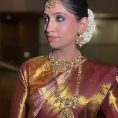 Another angle of my beautiful South Indian bride. The sleek bun adorned with fresh gajra and the radiant skin complete this timeless and graceful look.