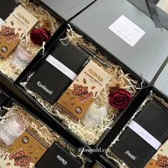 Classic client gifts curated for ShopSe. These elegant black boxes include a personalized notebook, premium almond brittle, and a decorative rose, fostering strong connections through thoughtful gestures.