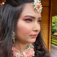 This bride looks so pretty in pastels for her Haldi. The soft, blended eyeshadow and natural lip color enhance her features without being overpowering, perfect for a daytime event.