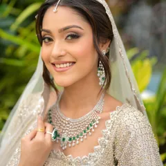 For this modern bride, we chose an elegant and understated look. The soft glam makeup with a neutral palette and a defined eye, paired with a chic updo, created a look of pure sophistication.