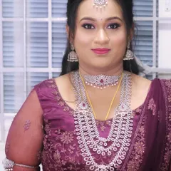 A dazzling reception look. The makeup is centered around the stunning multi-layered diamond necklace, with a soft pink eyeshadow and a matching lip to create a harmonious and glamorous style.