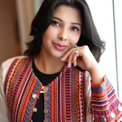 A simple yet chic look to complement this beautiful Gujarati jacket. I used soft, natural makeup with a defined pink lip to let the vibrant, traditional embroidery of the jacket shine.