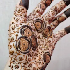 This design is all about creating a flowing pattern of spiral roses and vines. I teach you how to maintain consistency in your elements to create a balanced and beautiful full-hand design.