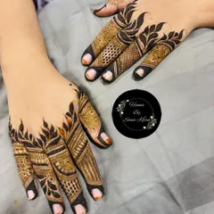 Another view of the modern finger mehendi, showing how the design looks on both hands. The symmetry and boldness of the pattern are very eye-catching.
