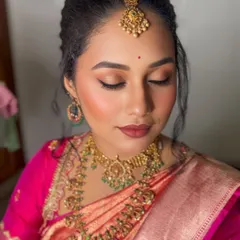 This look is all about creating a radiant, healthy-looking complexion. The soft contour and blush add dimension, while the highlighter gives a beautiful glow.