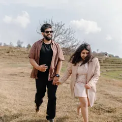 This is the kind of moment I live to capture. Pure, uninhibited joy against the beautiful backdrop of Bir Billing. It’s not about posing; it’s about capturing the real energy and connection between two people.