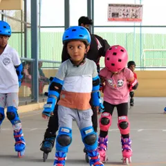 A group of students during our summer skating class. You can see skaters at different levels practicing together, creating a dynamic and supportive learning environment.
