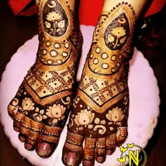 Another beautiful bridal leg design by my team, this one featuring lotus motifs inside paisley shapes, surrounded by intricate dot work.