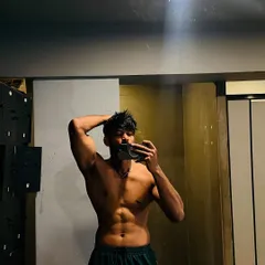 A post-workout selfie, capturing the abdominal definition and V-taper.