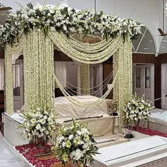 This Anand Karaj setup shows a more classic and serene approach. I used strings of fragrant white jasmine, or mogra, to drape the palki sahib, complemented by arrangements of white roses and lilies. It creates a peaceful and pure atmosphere for the sacred ceremony.