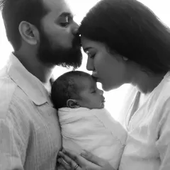 The "forehead kiss" is a must-have shot, and in black and white, it feels even more intimate and timeless.