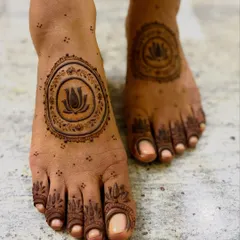 Minimal feet mehendi for a bride, featuring a clean lotus mandala design. This is perfect for brides who want an elegant and understated look for their feet.