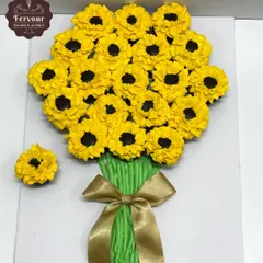 For something different from a traditional cake, I create pull-apart cupcake bouquets like this vibrant sunflower arrangement. Each cupcake is individually frosted, making it beautiful to look at and easy for guests to share and enjoy.