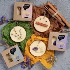 Discover my handmade scented wax tablets, perfect for bringing a lovely fragrance to your closets and drawers. I make them with natural beeswax and fill them with real botanicals and spices like cinnamon and dried flowers.