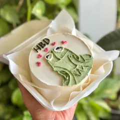 Looks like it walked straight out of Pinterest and landed in a cake box. This Kermit the Frog meme bento cake is custom, cute, and just the right amount of aesthetic.