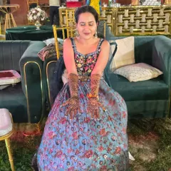 A beautiful guest at a wedding, happy with her full-hand mehandi. It's always a pleasure to add to the joy of the wedding celebrations.