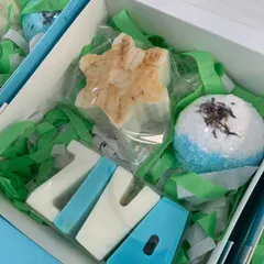 Even the kingdom of Arendelle gets a personalized touch! This 'Frozen' themed gift box includes a 'Ziva' name soap in icy blue and white, a snowflake soap, and a bath bomb.