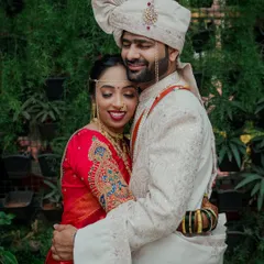 This is a 'fulle re kshan', a moment of pure, blooming love. An embrace like this is so natural and heartfelt, it makes for the most beautiful and authentic couple portraits.