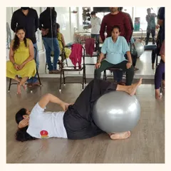 In our prenatal labor management sessions, partners learn to be an active source of support. Here, couples practice techniques together, strengthening their bond as they prepare for the arrival of their little one.