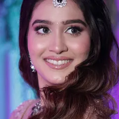 The glossy lips and bright eyes are the highlight of this elegant reception style.