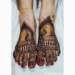 A beautiful peacock design for bridal feet. The peacock's feathers flow down towards the toes, creating a graceful and eye-catching pattern that is perfect for a bride.