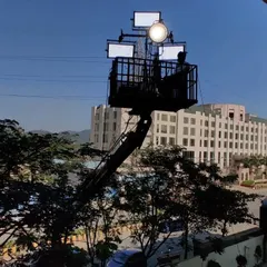 To create a powerful sunlight effect with sharp, distinct shadows, we mounted a Nanlux Evoke 1200 with an F35 fresnel lens on a cherry picker. This was supplemented by three Creamsource Vortex8 units to boost the overall illuminance, all powered efficiently from a portable generator.