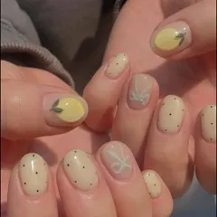Playful and chic, this design combines polka dots with lemon and bow illustrations. Our course helps you master fine-line painting to create a variety of charming and trendy nail art.