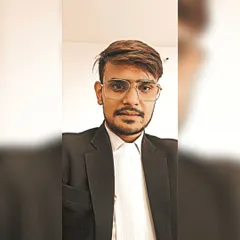 A professional portrait reflecting my focused approach to legal practice. I take the time to listen to your full story before crafting a legal strategy, because great achievements require patience and diligence.