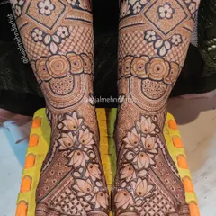 For the bride who wants it all, I create heavy, intricate designs for the feet that are just as stunning as the hands. This full-coverage leg mehndi features beautiful lotus and floral patterns for a truly royal look.