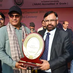 Virender Sehwag being felicitated with a memento at the prize distribution ceremony. It is an honour to have our most accomplished alumni return to guide and motivate our young athletes.