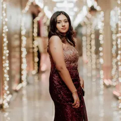 A reception look inspired by a starry night. I created a glamorous style with shimmering eyeshadow and a flawless base that catches the light beautifully, making her shine in this bokeh-filled corridor.