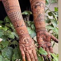 This full-arm design combines a beautiful portrait of a bride with traditional peacock and geometric patterns. I love mixing figurative art with classic henna motifs to create a balanced and unique bridal design.