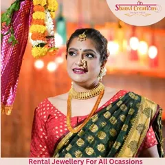 The quintessential Maharashtrian bride. This client looks stunning in a traditional Thushi choker, long necklace, and the classic Maharashtrian nath.