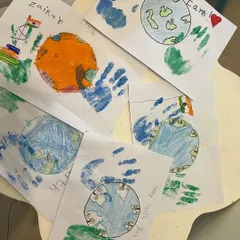 A collection of our Earth Day masterpieces. Each child painted their vision of our planet, learning about environmental care in a creative and memorable way.
