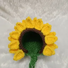 This bright and cheerful sunflower bonnet is one of my favorite custom orders, designed as a special prop for a newborn photoshoot. The detailed petals and soft construction make it a unique piece for capturing precious moments.